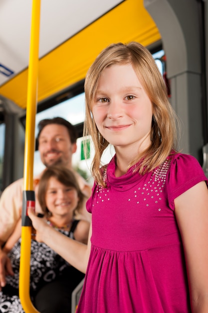 Criança em um ônibus