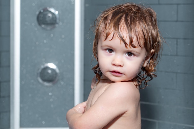 Criança em uma banheira Feliz bebê engraçado banhado no banho Crianças engraçadas encaram o close up