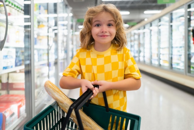 Criança em uma loja de alimentos ou em um supermercado criança indo comprar comida saudável para crianças