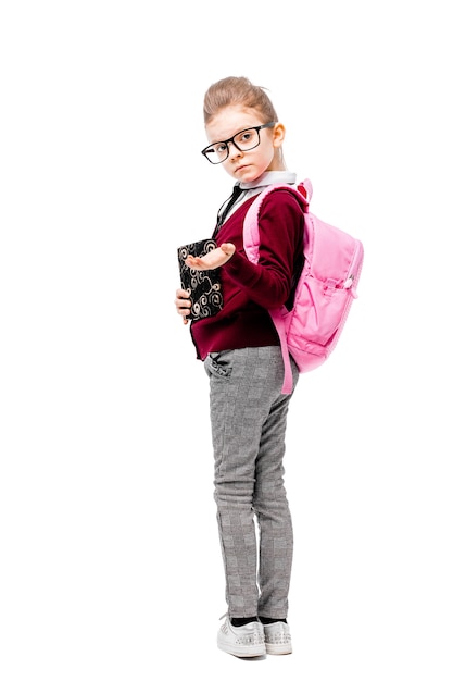 Criança em uniforme escolar com mochila rosa