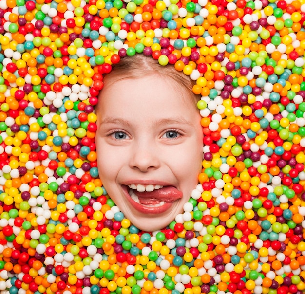 Criança encantada posando em doces