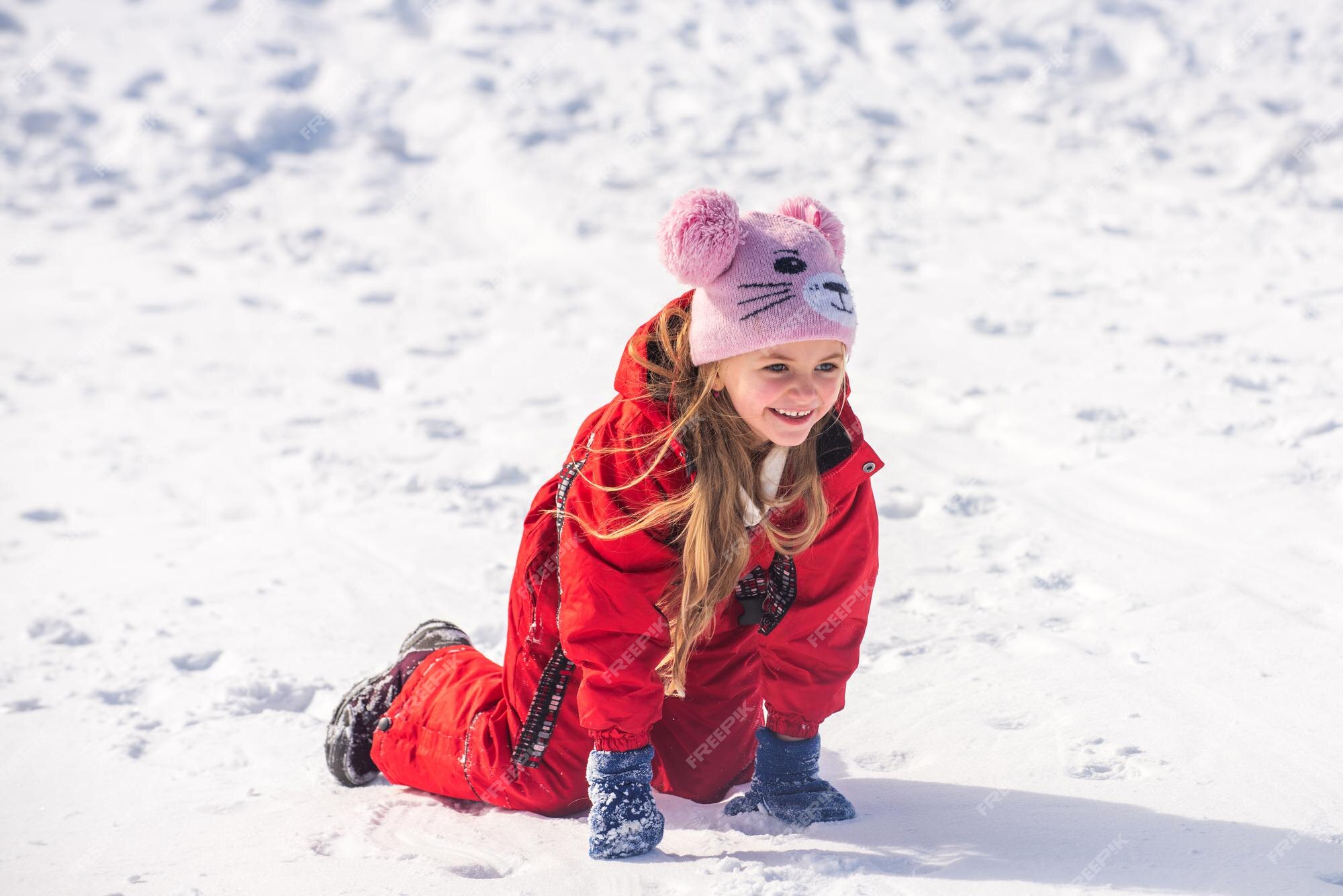 Engraçado menina criança brincando em bolas de neve. inverno jogo