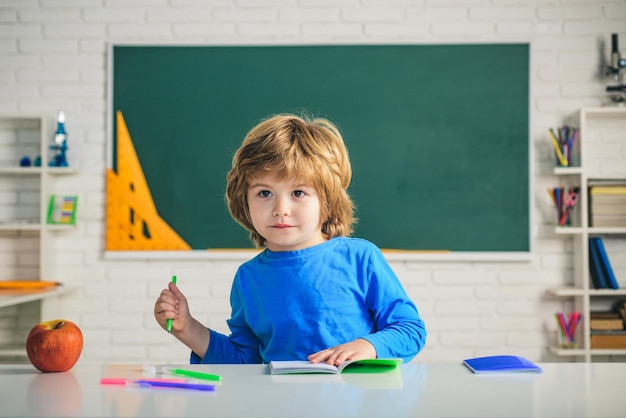 Criança engraçada da escola primária crianças engraçadas da escola primária ou pré