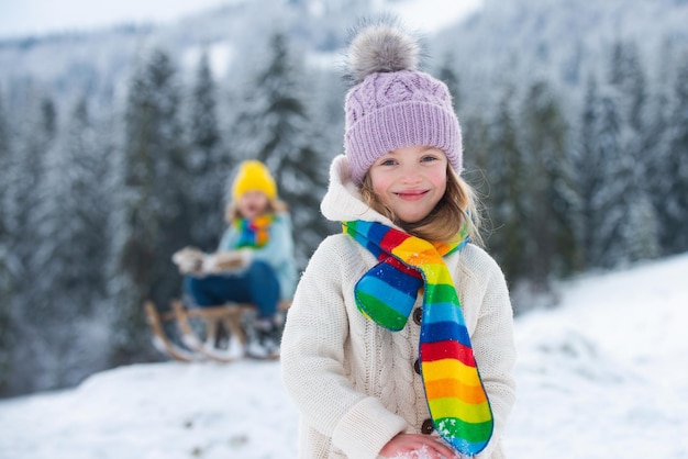 Criança engraçada, linda garota brincando no inverno, parque nevado, feriado de natal, fim de semana de inverno para crianças