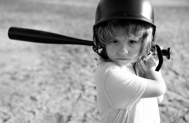 Criança engraçada para bater em um jogo de beisebol retrato de criança em close-up