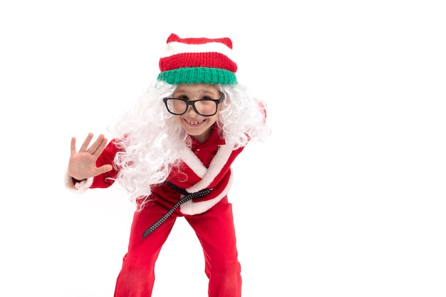 Criança engraçada vestida como caretas de Papai Noel posa menino de Natal em um chapéu e óculos