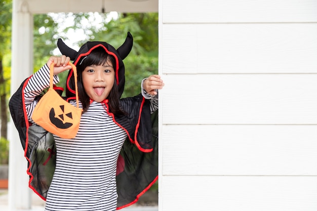 Criança engraçada vestida de fantasia de halloween. conceito de férias de halloween