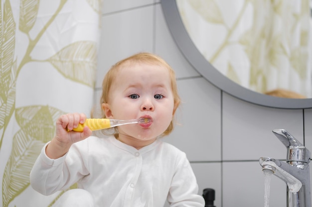 Foto criança escovando os dentes fazendo careta rotina diária de higiene matinal