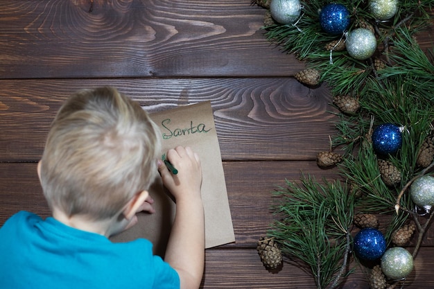 Criança escreve uma carta para o papai noel