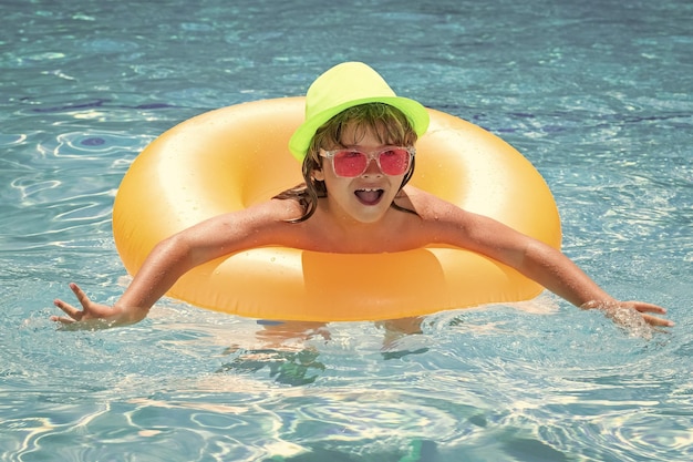 Criança espirrando na piscina Estilo de vida saudável ativo nadar atividade esportiva aquática férias de verão