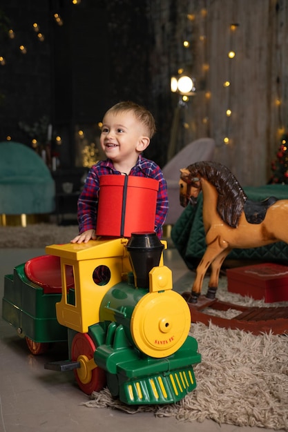 Criança está brincando com o trator