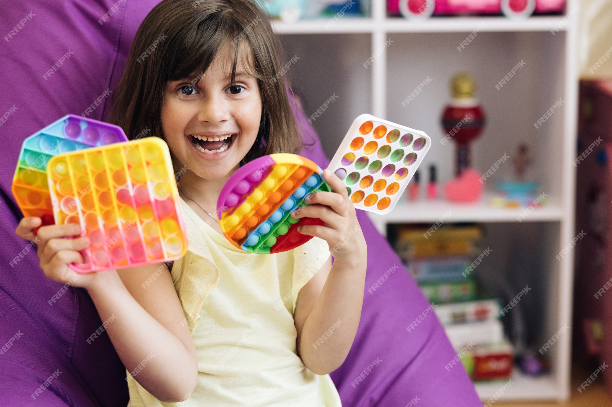 Criança está jogando um jogo popular com botões um brinquedo