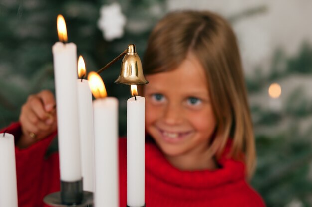 Criança extinguir velas de Natal