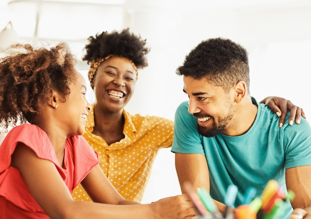 Criança família mulher casa feliz homem pai mãe estilo de vida felicidade filha juntos pai amor união alegre mesa divertida