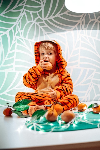 Criança fantasiada de tigre comendo tangerinas