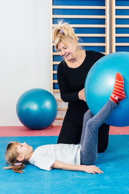 Criança fazendo exercícios com fisioterapeuta