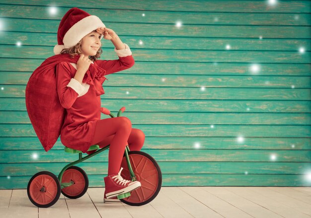 Criança feliz andando de bicicleta