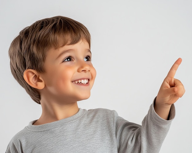Criança feliz apontando para cima