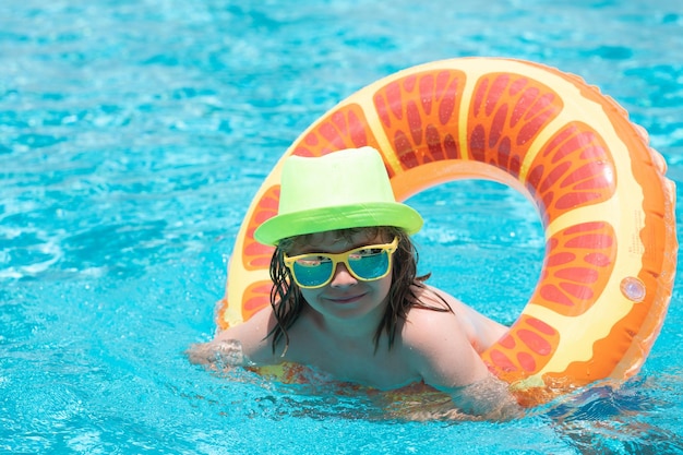 Criança feliz aproveitando as férias de verão ao ar livre na água da piscina