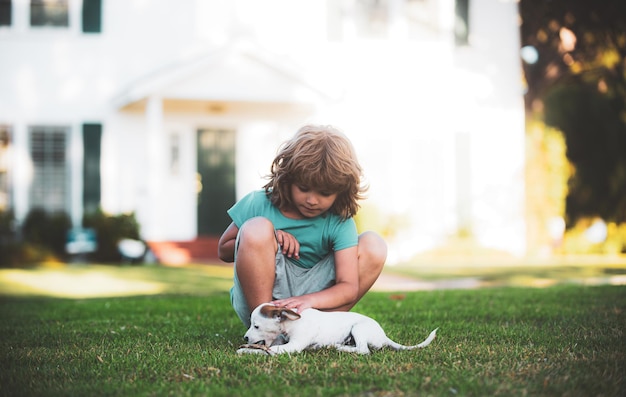 Criança feliz brincando com cachorro no jardim