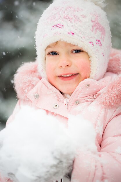 Criança feliz brincando com neve em Winter Park