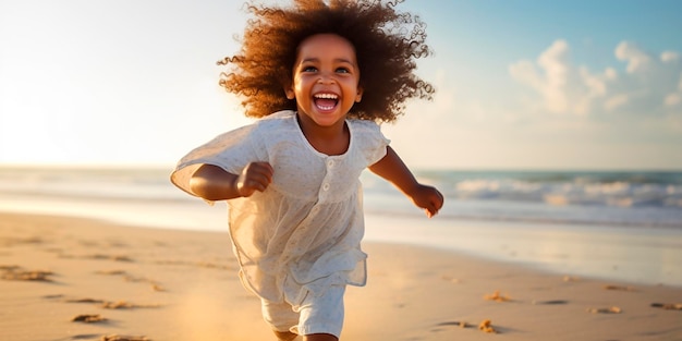 Criança feliz brincando em uma praia tropical Uma criança corre e brinca