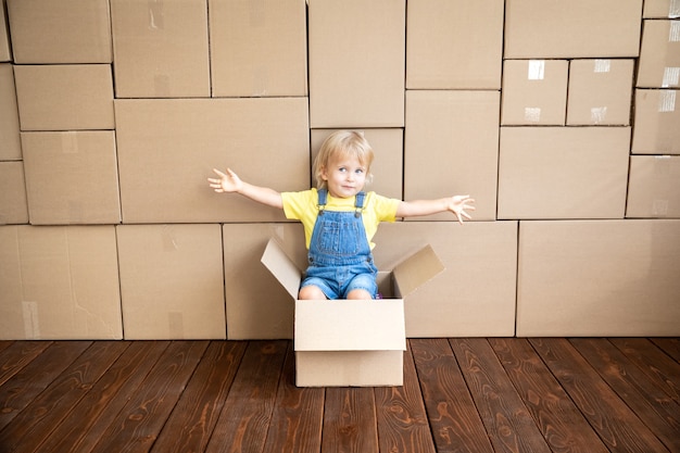 Criança feliz brincando na nova casa