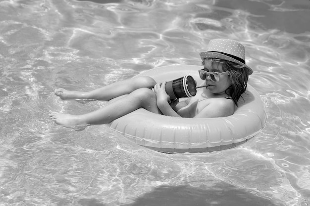 Criança feliz brincando na piscina Conceito de férias de verão Retrato de crianças de verão na água do mar na praia