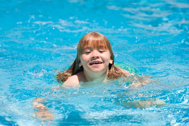 Criança feliz brincando na piscina Férias de verão para crianças