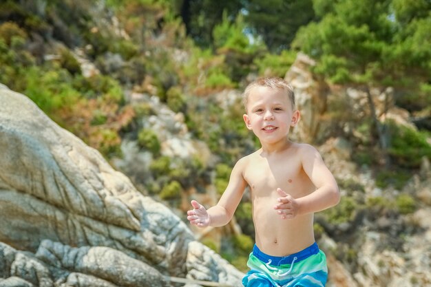 Criança feliz brincando no mar no parque