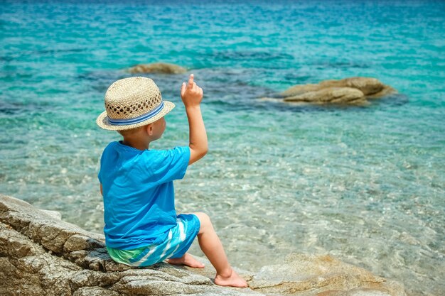 Criança feliz brincando no mar no parque