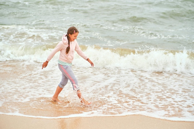 Criança feliz brincando no mar