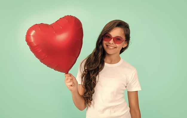 Criança feliz com amor, presente romântico, namorado, venda, retrato de criança com balão de coração