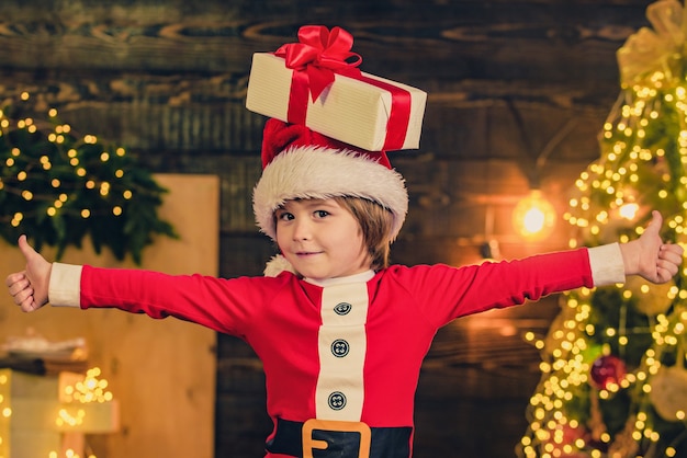 Criança feliz com caixa de presente de Natal