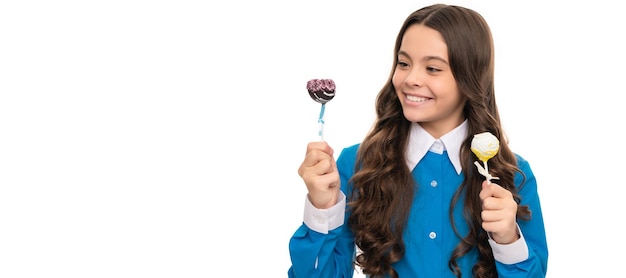 Criança feliz com criança de chocolate com cabelo longo encaracolado, segure o bastão doce de açúcar no bastão Criança adolescente com cartaz de doces espaço para cópia do cabeçalho