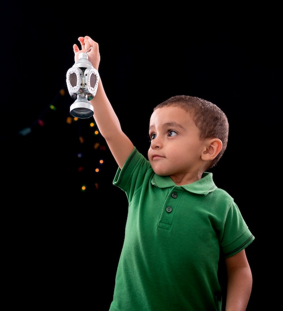 Criança feliz com lanterna do ramadã