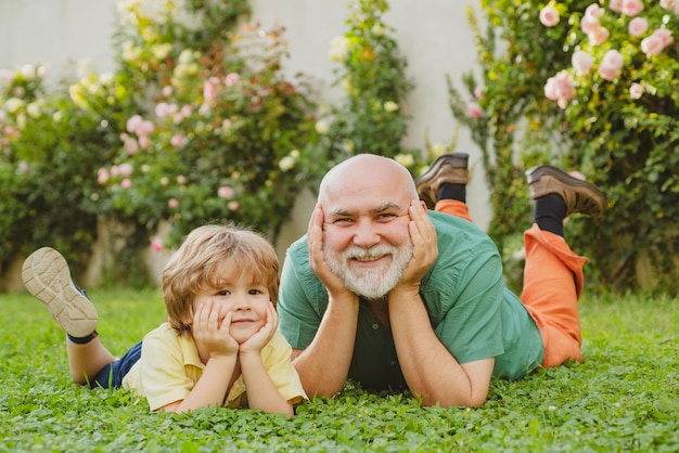 Criança feliz com o avô brincando ao ar livre Avô com filho e neto se divertindo no Parque H