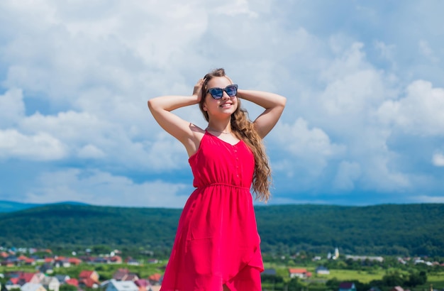 Criança feliz com óculos de sol de verão tempo livre ao ar livre