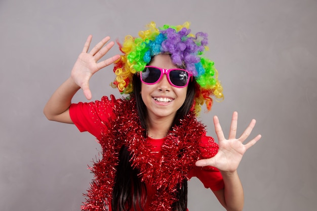 Criança feliz com roupas coloridas e óculos cor de rosa. Dia das crianças