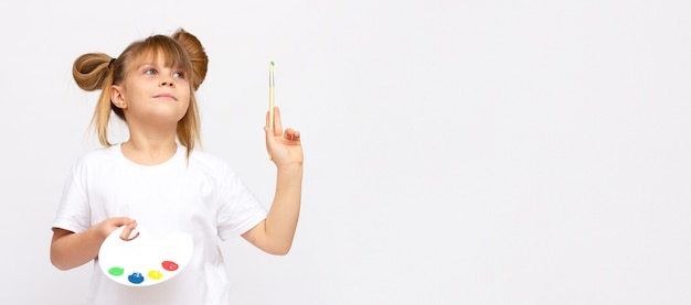 Criança feliz com tema de arte. menina fofa pintando um quadro, isolado em uma bandeira branca com espaço de cópia