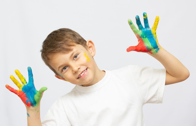 Criança feliz com tintas nas mãos