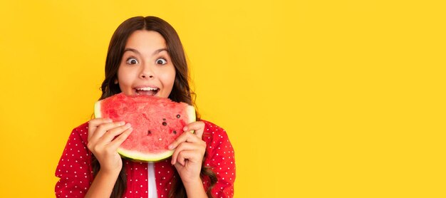 Criança feliz come frutas maduras frescas fatias de melancia retrato de garota de verão com pôster horizontal de melancia Cabeçalho de banner com espaço de cópia