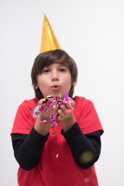 Criança feliz comemorando festa com confete soprando