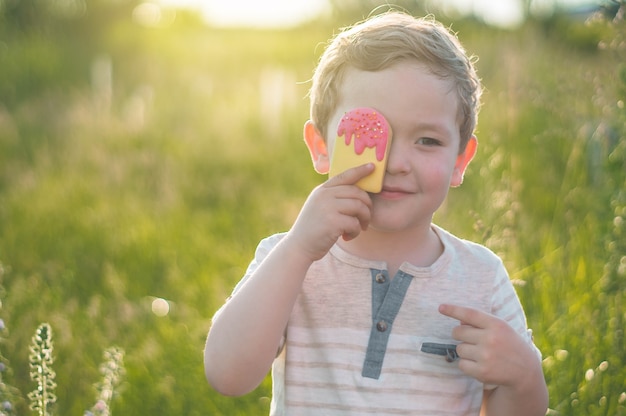 Criança feliz comendo biscoitos em forma de sorvete