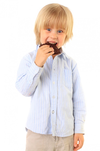 Foto criança feliz comendo chocolate