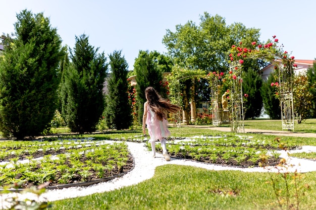 Criança feliz correndo e pulando no parque e aproveitando a bela natureza Horário de verão