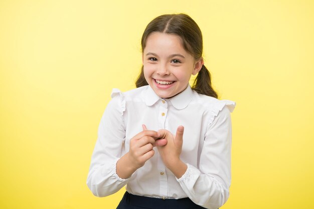 Criança Feliz. criança feliz em uniforme escolar. criança feliz em fundo amarelo. moda e beleza de criança feliz. muita diversão.