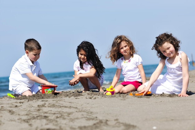 criança feliz crianças se divertem e jogam jogos na praia