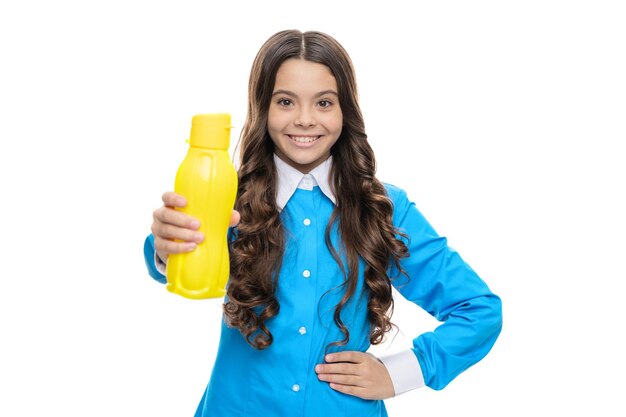 Criança feliz dá garrafa de água potável de plástico amarelo para se manter hidratado isolado no bem-estar branco