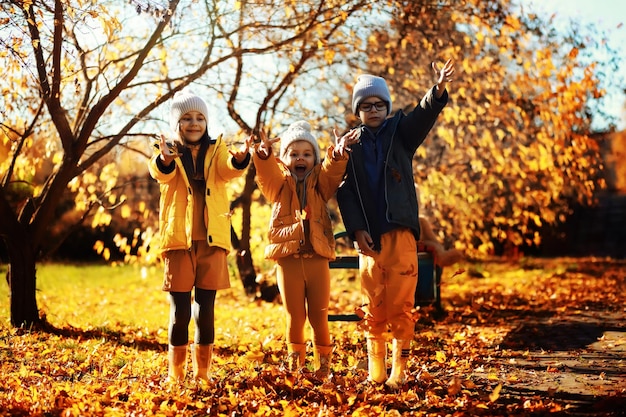 Criança feliz e alegre andando na bela floresta de outono, criança brincando e se divertindo durante a caminhada na natureza Família ao ar livre